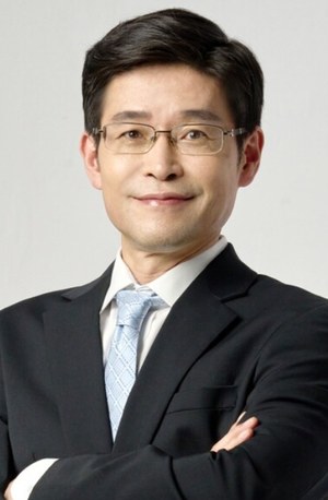 Dr. Young Woo Ro, founder of Dr.Oracle, in a white coat